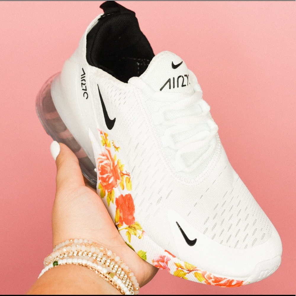 Rose Nike Air 270’s in Coral